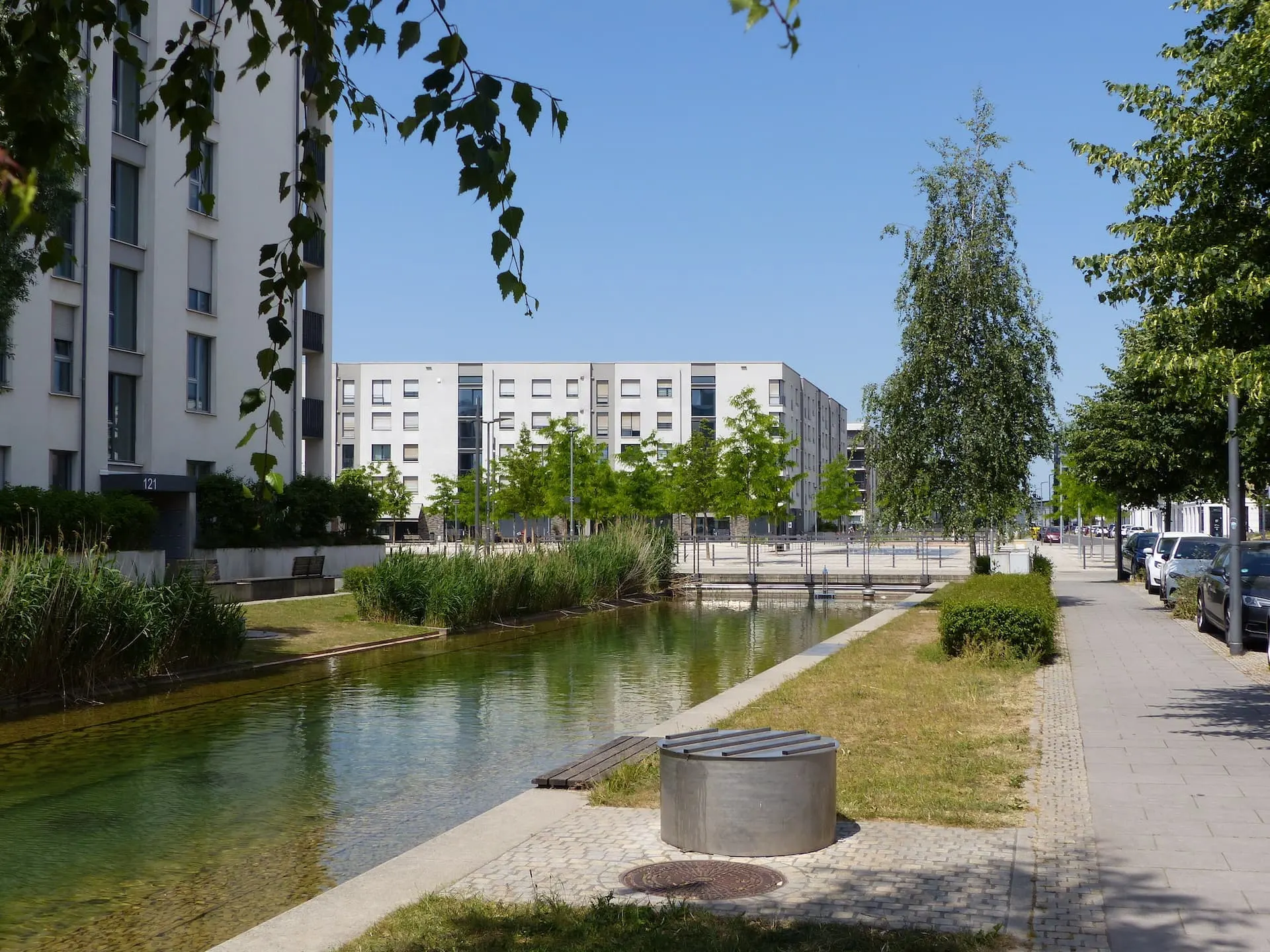 Wasserbecken am Langen Anger mit Wohnhäusern in der Heidelberger Bahnstadt