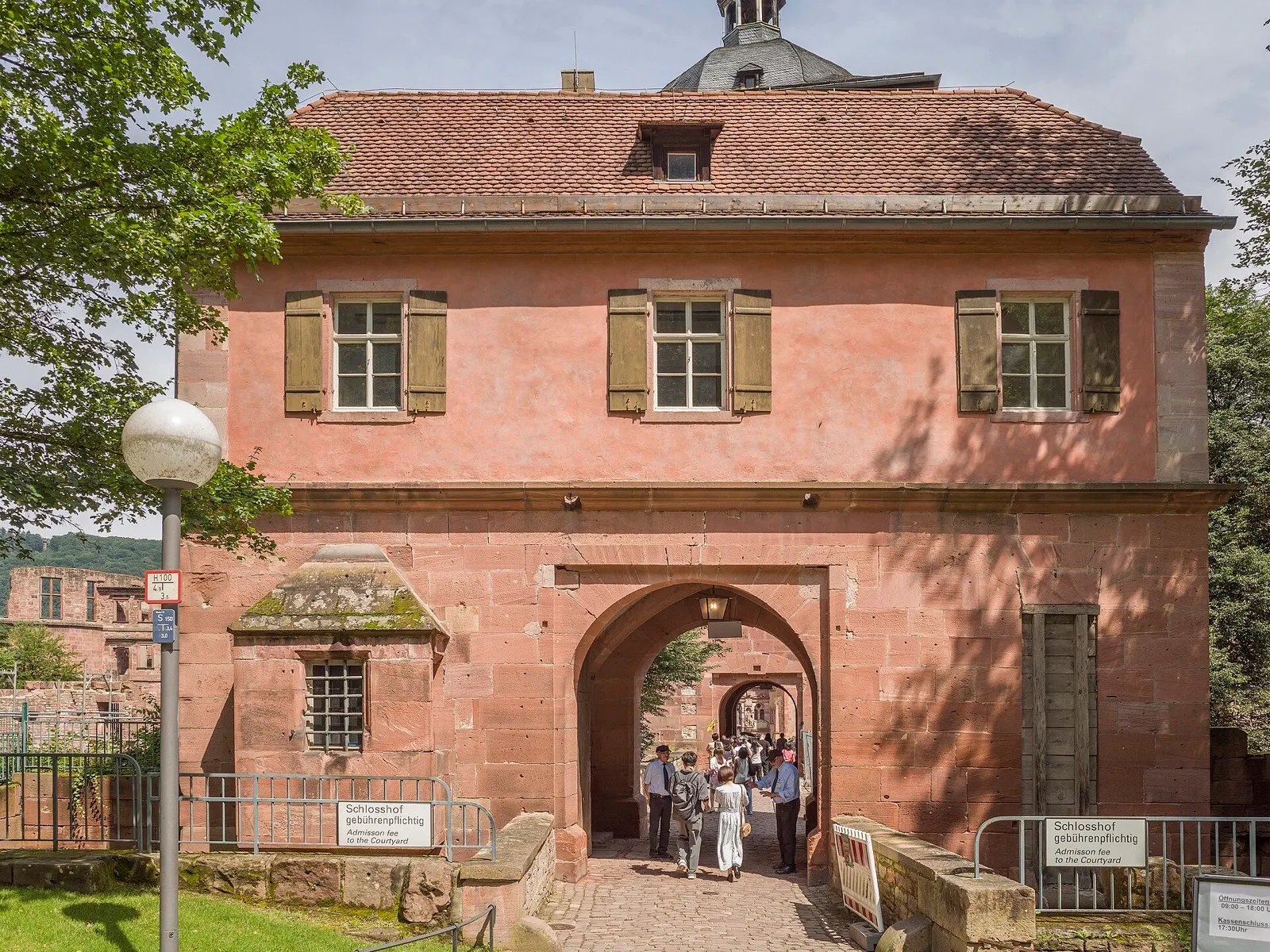 Heidelberger Schloss mit Torhaus und Sandstein-Fassade