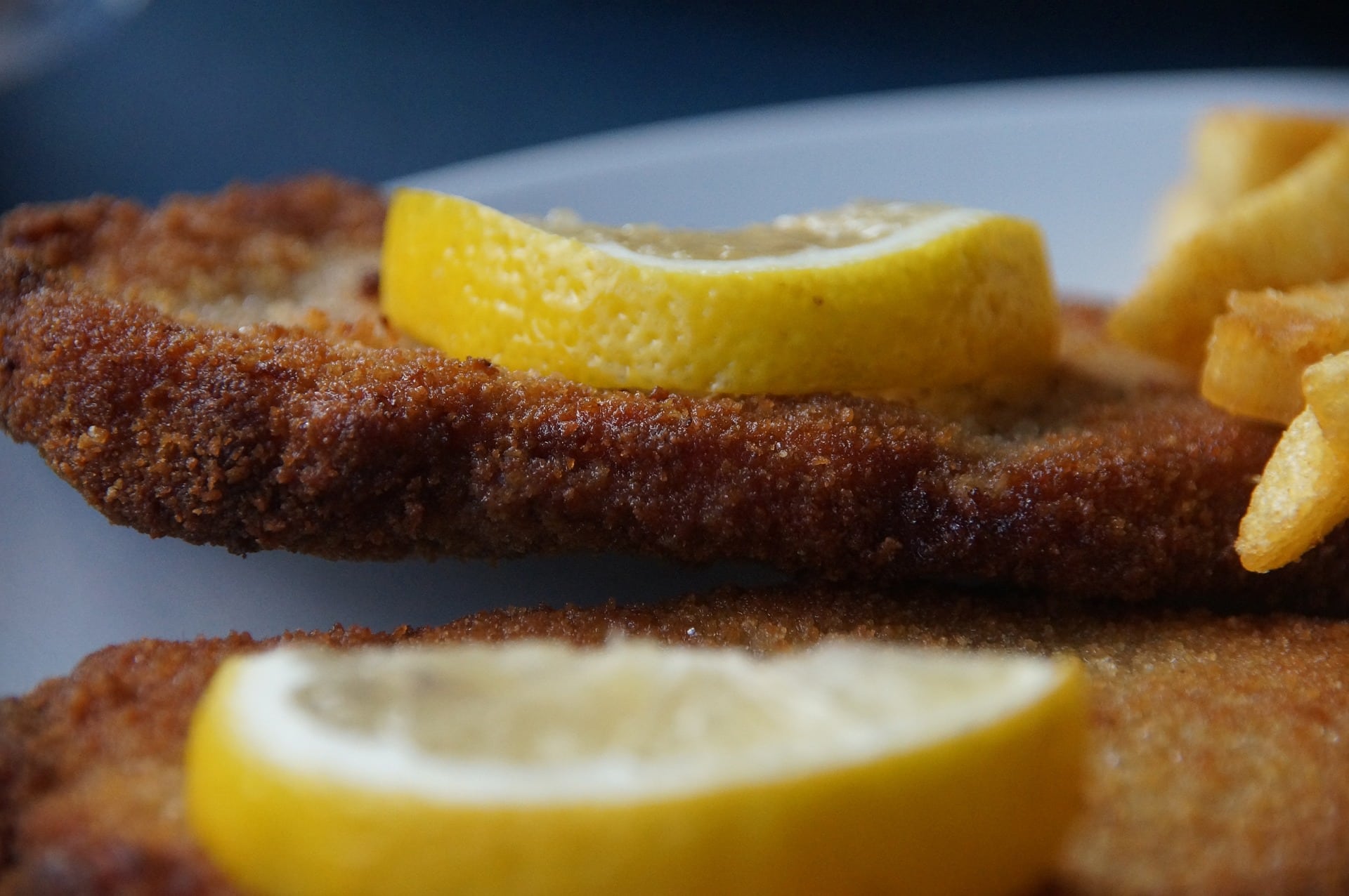 Schnitzel mit Zitrone: Eines der beliebtesten deutschen Essen