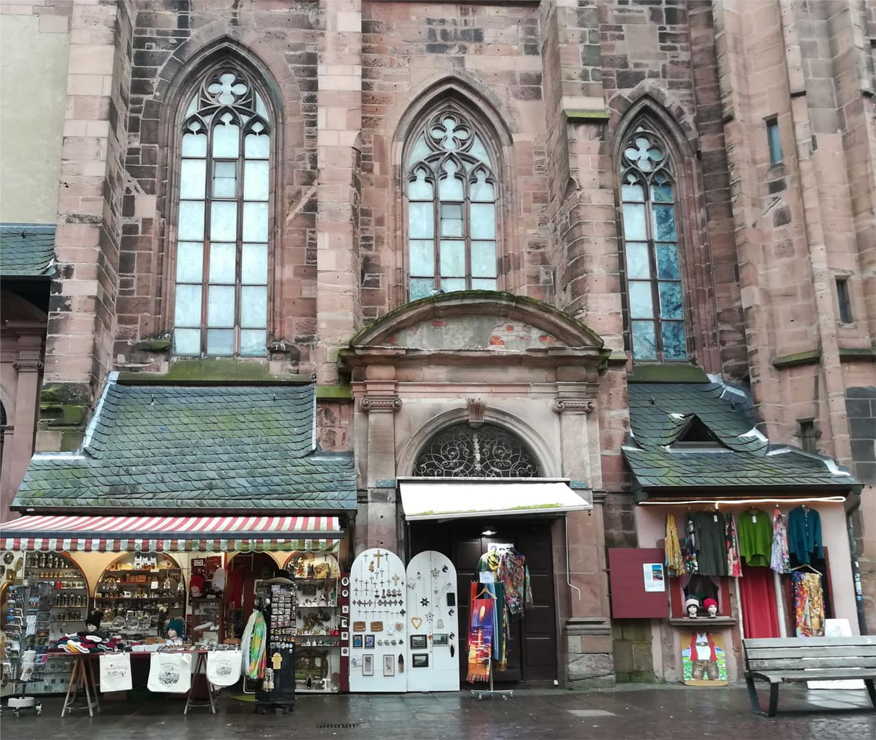 Dies ist ein Stand in der Haupstraße und liegt in der Innenstadt.