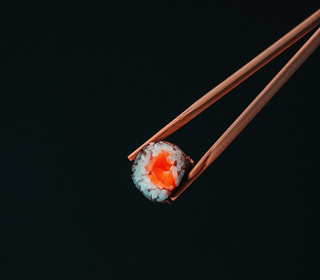 Maki between two chopsticks