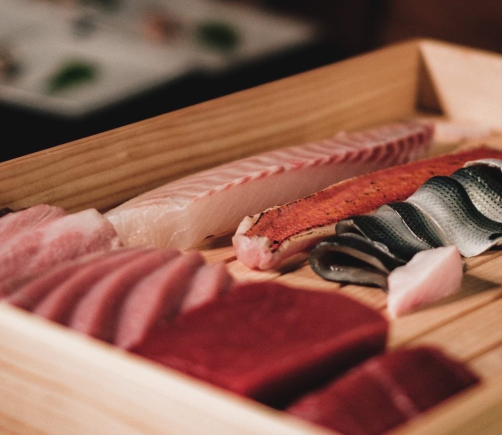 Sashimi serviert auf einer Holztafel wie in traditionellen Japanischen Sushi Bars
