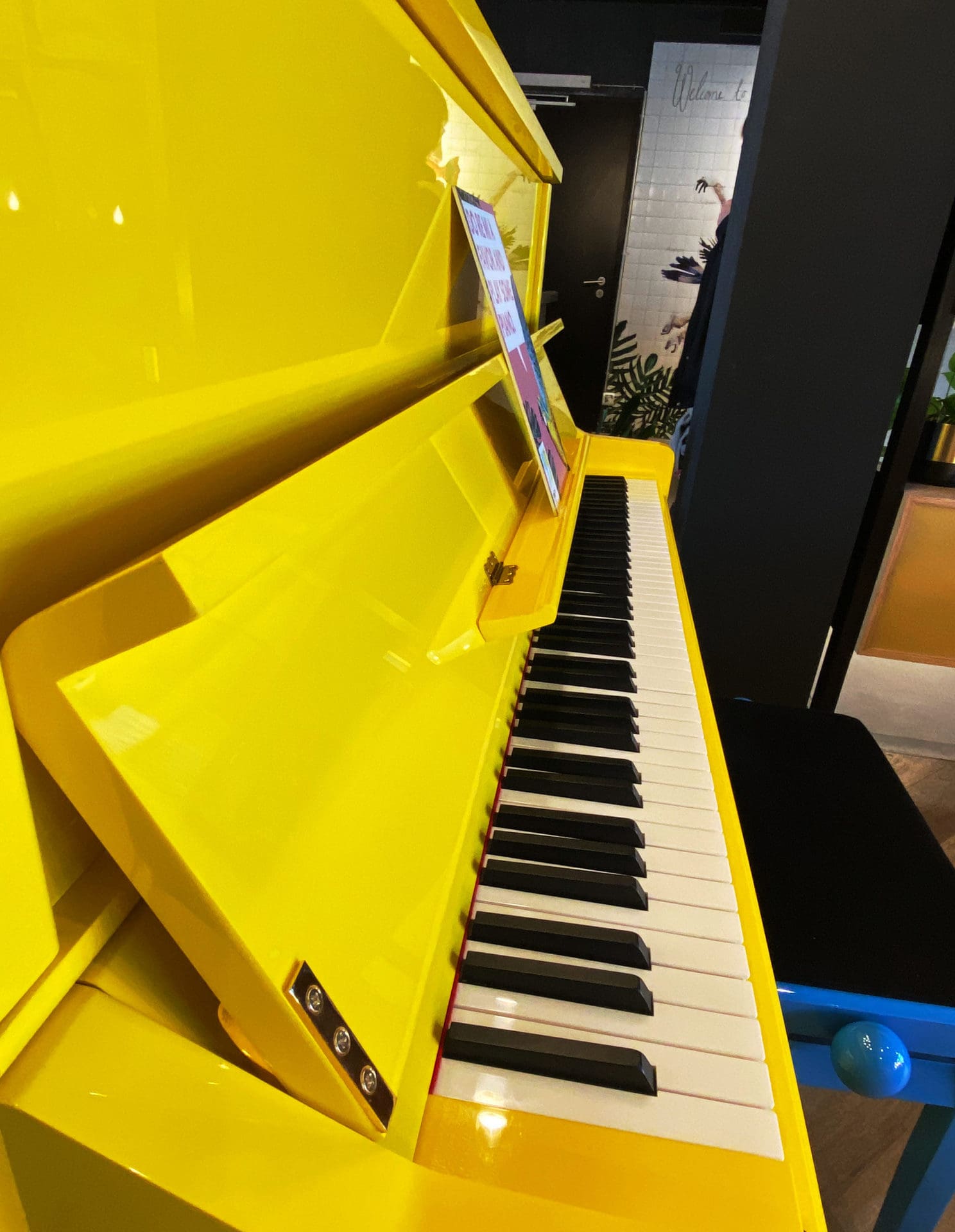 gelbes Klavier