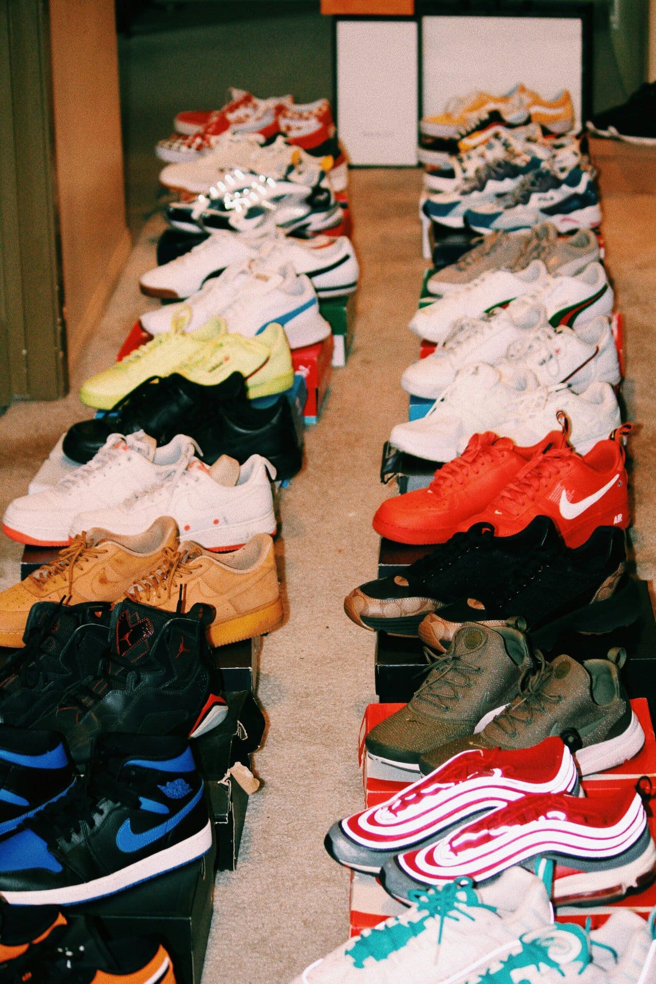 Viele verschiedene paar Sneaker liegen nebeneinander auf dem Boden
