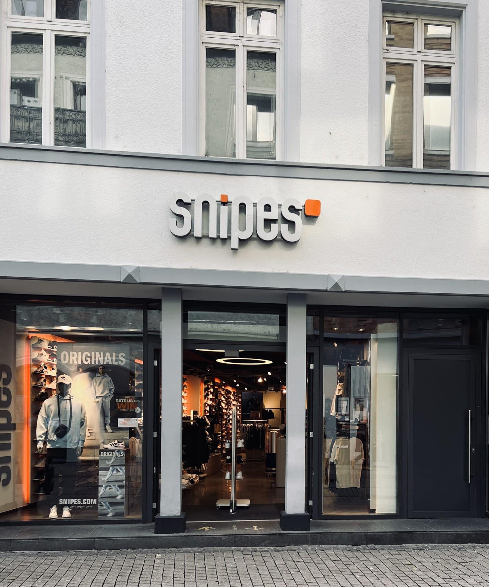 Schuh und Klamotten Geschäft Snipes von außen in der Hauptstraße von heidelberg